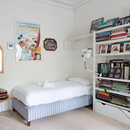 Casa vacanze Veeve - Charming Townhouse Near Parc Montsouris